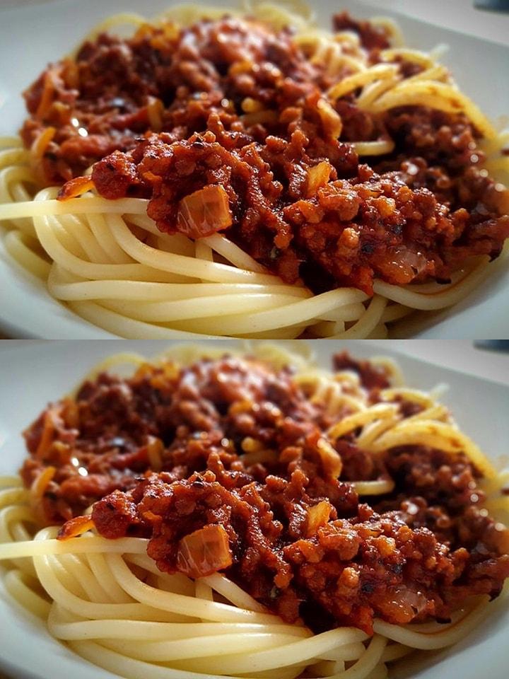 Zutaten für<br />
4 Portionen<br />
Für das Soffritto:<br />
83,3 g Butter<br />
wenig Olivenöl<br />
1,33 große Zwiebel(n)<br />
2 Möhre(n)<br />
2 Stange/n Staudensellerie<br />
Für den Sugo:<br />
0,67 kg Rinderhackfleisch<br />
0,67 Schuss Weißwein<br />
n. B. Milch, ca. 250 - 500 ml (abhängig von der Saucenmenge)<br />
1 Dose/n Tomate(n) à 400 g Inhalt<br />
2 Knoblauchzehe(n), in Scheiben geschnitten<br />
2 Peperoncini, zerstampfte<br />
Meersalz und Pfeffer, schwarzer<br />
Außerdem:<br />
400 g Spaghetti<br />
Zubereitung<br />
Arbeitszeit ca. 30 Minuten<br />
Koch-/Backzeit ca. 5 Stunden<br />
Gesamtzeit ca. 5 Stunden 30 Minuten<br />
Das Wichtigste an einer Bolognese ist das sogenannte