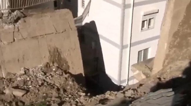 Son Dakika: İzmir'de istinat duvarı çöktü! 2 bina tahliye edildi